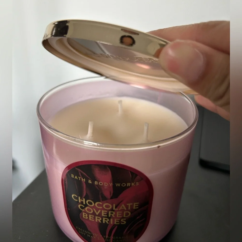 Bath & Body Works New Covered In Berries 3 Wick Candle - Picture 2 of 3